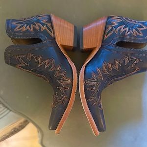 Ariat Sz 7.5 Black Leather Bootie w/brown western embroidery